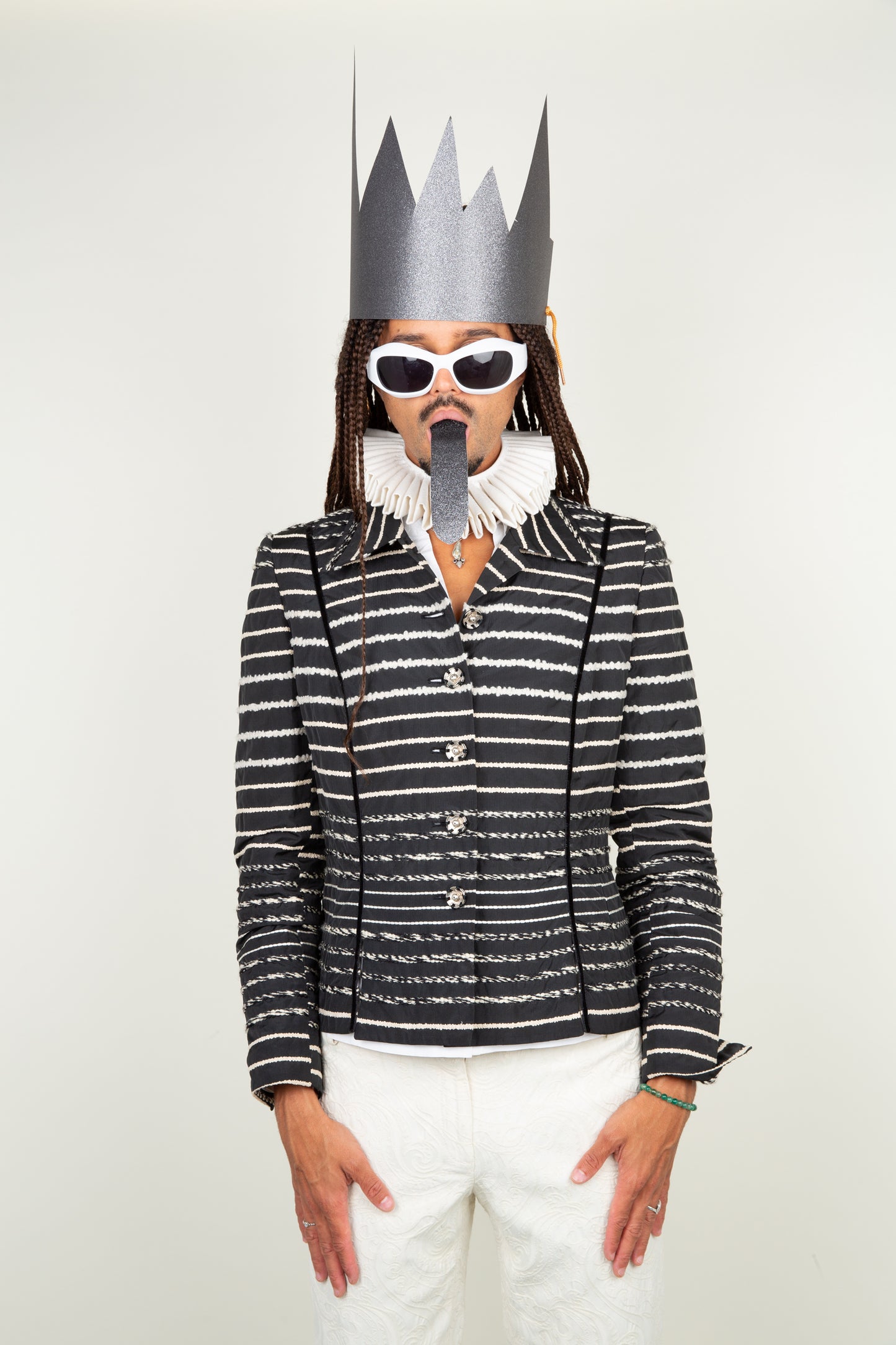 The alternative Wire blazer - with boxy design and artsy silver buttons