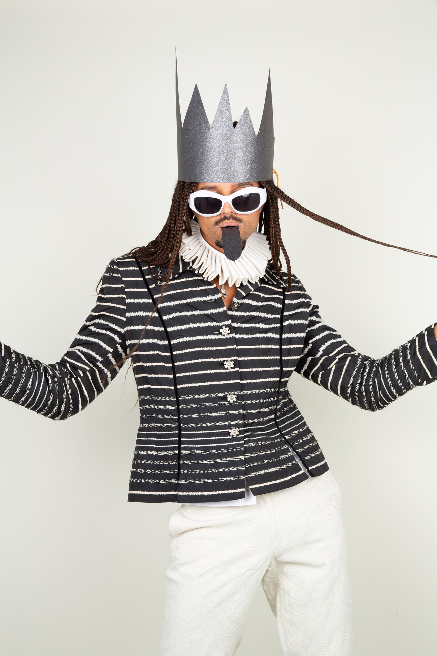 The alternative Wire blazer - with boxy design and artsy silver buttons
