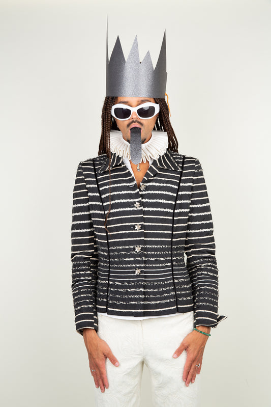 The alternative Wire blazer - with boxy design and artsy silver buttons