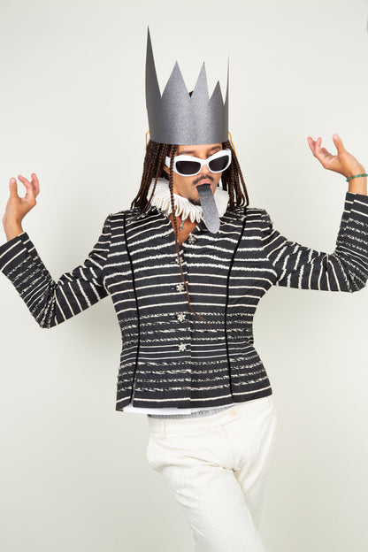The alternative Wire blazer - with boxy design and artsy silver buttons
